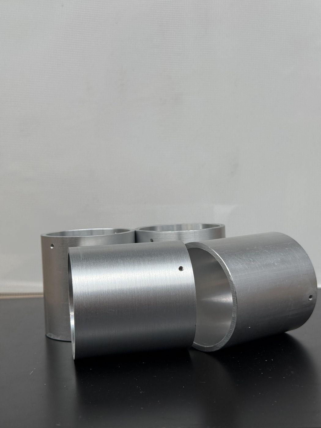 Piezas cilíndricas galvanizadas con acabado azul