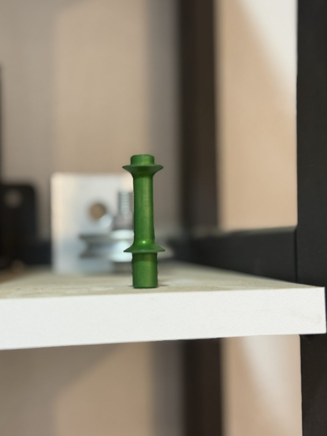 Pieza torneada con anodizado acabado verde